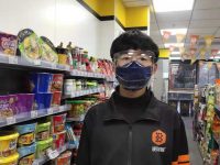 168米外就是集中隔離觀察點，周圍小店都關了，可這家24小時便利店的店長說……