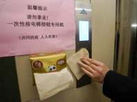 電梯按鈕配紙巾，外賣放進保溫箱……返程高峰來了，上海小區防疫有這些“妙招”