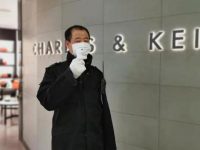 一遍遍消毒、一遍遍測溫、一遍遍排查，這些商業“逆行人”生意下滑，人卻更忙了