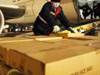 口罩、防護服、額溫槍!他們開啟了戰疫物資“全球購”模式 口罩、防護服、額溫槍!他們開啟了戰疫物資“全球購”模式