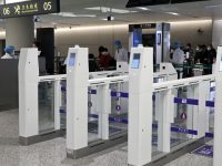虹橋機場4條進境旅客自助測溫通道停用，因為“人防+機防”才是雙保險