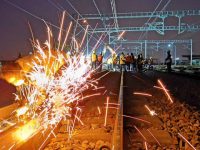 為了滬通鐵路一期工程6月底開通，他們連雨衣、雨鞋都備齊了