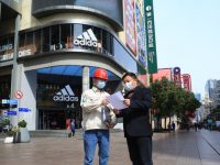 一字之差的“暖寶包”，為何感動了上海南京路的小商家？