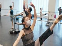 辛麗麗、范曉楓、吳虎生直播芭蕾課:戴著口罩跳舞的樣子,真美! 辛麗麗、范曉楓、吳虎生直播芭蕾課:戴著口罩跳舞的樣子,真美!