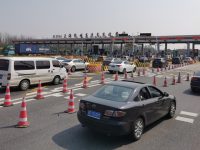 G40長江隧道后方緩行30公里，預約掃墓、云祭掃減少出行量，為何還會堵？