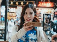 “網紅青團爸爸”再度出山,這次他坐到了豫園的湖心亭茶樓里…… “網紅青團爸爸”再度出山,這次他坐到了豫園的湖心亭茶樓里……