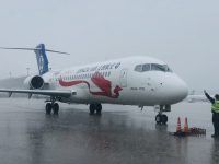 浦東機場大雨中迎來首架執飛商業航班ARJ21飛機，國產客機產業化再進一步