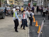上海首批小學生今復課,送學車流疊加周一早高峰,更堵了 上海首批小學生今復課,送學車流疊加周一早高峰,更堵了