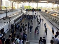 “五一”小長假長三角鐵路發送旅客796萬人次,占全國鐵路客發量24% “五一”小長假長三角鐵路發送旅客796萬人次,占全國鐵路客發量24%