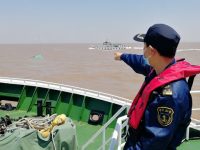 幾千團綠色的東西漂在東海海面上,嚴重影響航行船舶安全,幸虧有他們在…… 幾千團綠色的東西漂在東海海面上,嚴重影響航行船舶安全,幸虧有他們在……