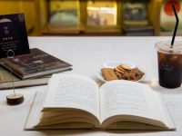 深夜書店節來了！50元，在上海“承包”一張深夜書桌