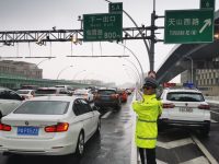 上海高掛暴雨黃色預警，早高峰大面積擁堵，晚高峰或現積水路段注意繞行