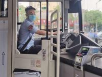 上海不少公交車上多了一道“門”,防爆鋼化玻璃材質,還可反鎖 上海不少公交車上多了一道“門”,防爆鋼化玻璃材質,還可反鎖