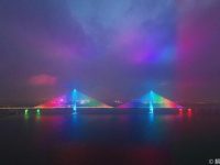 長江上多了座公鐵兩用“彩虹橋”，天空都被染了色