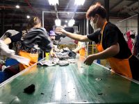 一堆舊衣物竟能分出15種“花樣”,可回收物精細化分揀能否邁過成本關 一堆舊衣物竟能分出15種“花樣”,可回收物精細化分揀能否邁過成本關