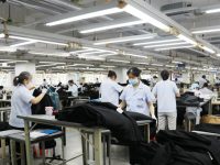 海外訂單急劇下滑，滬郊這家企業開始艱難轉型，員工卻被隔壁公司“接”走了？