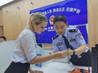 烏克蘭女孩直夸方便，臨港新片區國際人才服務港開港，落戶、出入境都能在這辦