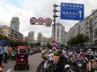 臺風“黑格比”來襲，黃浦江過江輪渡停航，上海警方引導非機動車走隧道渡江