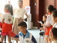 周末親子好去處!看看劇、擺擺攤、學禮儀、唱兒歌,還能與小馬親密接觸 周末親子好去處!看看劇、擺擺攤、學禮儀、唱兒歌,還能與小馬親密接觸