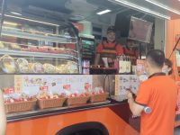 牛奶搭配手抓餅、色拉就著豆漿喝，上海“共享早餐”根本停不下來