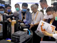 協作機器人正從生產線走向百姓生活，按摩理療業老板來工博會下大單