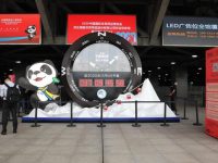 今天下午，國家會展中心某家餐廳門口，一前一后駛來兩輛應急車輛……