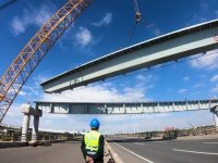 上海這條高速公路的新建工程迎新節點，上跨東海大橋施工，年底通車