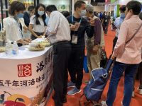 這兩天，是什么吸引上海阿姨爺叔帶著小拖車“買買買”？