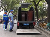 上海多了一輛“清晨專線”,一店一碼垃圾分成兩隊進桶 上海多了一輛“清晨專線”,一店一碼垃圾分成兩隊進桶