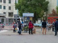 感人！上海張江封閉管理的小區門前，50歲外籍華人特意從松江趕來做這件事