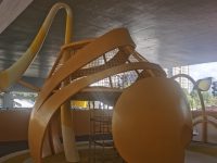 曾經荒草叢生的高架橋下，有人搭起了兒童游樂園，還有小型燈光秀……