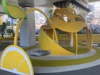 上海高架下方出現兩座“游樂場”，配色“少女心”爆棚，安全能否兼顧？