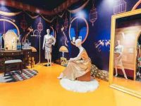 南京路步行街開啟圣誕迎新活動，世茂廣場內新開一家“酒店”