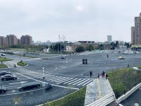 今天，上海這條“區區對接”道路建成通車，10米鋼架橋變身60米康莊大道