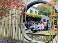 在閔行這個小院里，他燒的糖醋排骨讓人垂涎欲滴，他講的課也廣受居民喜愛……