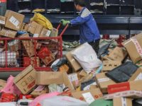 快遞巨頭主動給社區小店送錢?以后給你送包裹的沒準是樓下水果攤主了 快遞巨頭主動給社區小店送錢?以后給你送包裹的沒準是樓下水果攤主了