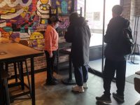 戴口罩、測體溫、查健康碼“三件套”一樣不能少，上海商圈商廈疫情防控升級