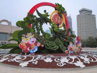 福牛福娃到人民廣場給鳳凰拜年，上海“綠色年味”就在身邊