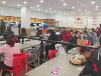 吃完湯包，再買點南京路老字號的熟食帶回去，上海江灣鎮的老吃客們直呼方便