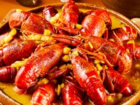 今年第一波小龍蝦上市了,上海本地電商平臺一天售出數萬份,吃法也越來越多 今年第一波小龍蝦上市了,上海本地電商平臺一天售出數萬份,吃法也越來越多