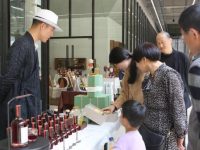 他從湖北開車14小時來到上海，只為參加一場“擺攤”活動