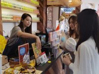 朱家角古鎮40多家小商戶支持新支付方式:買個肉粽也能用數字人民幣了! 朱家角古鎮40多家小商戶支持新支付方式:買個肉粽也能用數字人民幣了!