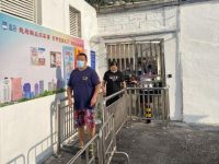 一墻之隔的地鐵站，上海這個小區居民卻要繞行近一公里才到達，怎么辦？