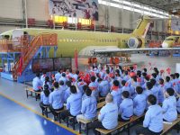 大飛機的每一條戰線上，都回蕩著振奮人心的聲音