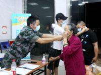 在上海這個臺風安置點，做過心臟手術的老伯“藥不夠了”，他們冒著風雨出發