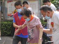 上海因疫情封閉管理的小區里發生“震撼一幕”，為這件事，二娃夫妻顧不上說話