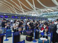 浦東機場千米長隊原因找到了！留學生別“內卷”，有人親測提前三小時到就行