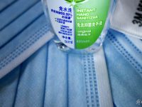 上海商超防疫力度加碼，部分超市進口生鮮集中陳列，選購提供消毒凝膠和手套