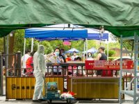 上海中風險小區實施封閉管理首日，一夜完成四千人檢測，百人機動力量隨時待命