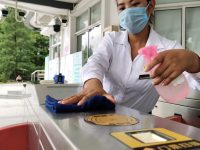 上海人流密集場所加強消毒，部分公園開始核驗行程碼